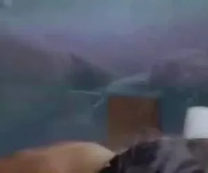 Dik göğüsleri ile ergen sarışın meme lesbien seks kelepçeler ile oynamak için sınırlıdır